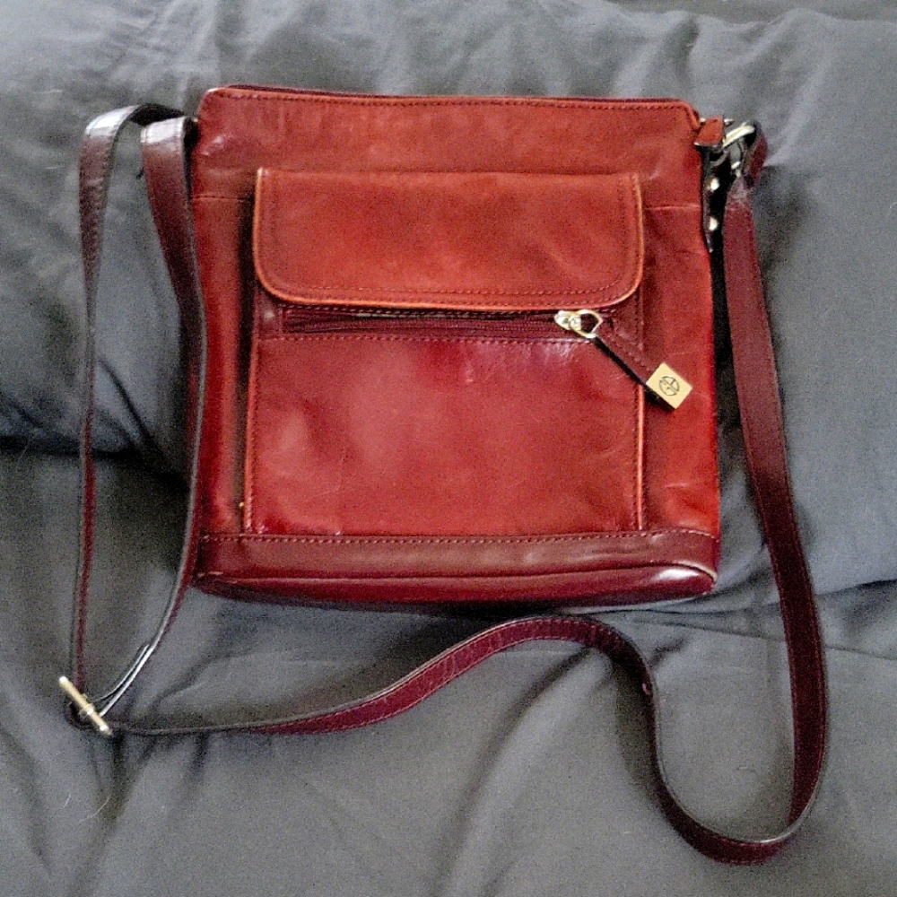 Elegant Brown Leather Crossbody Bag by Giani Bernini.